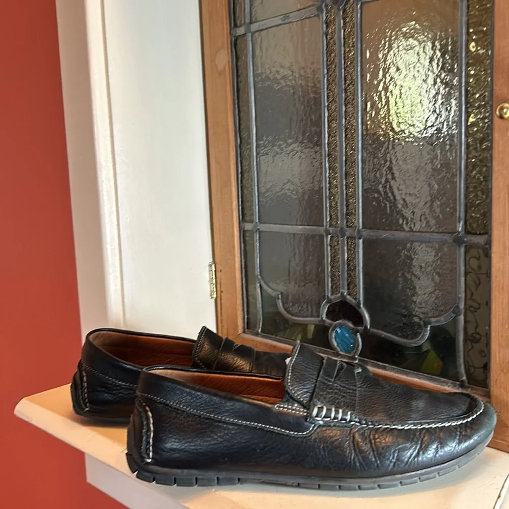 Men’s 8M brown leather loafers by Johnston &Murphy